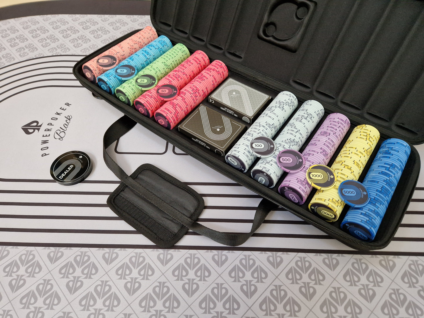 Beispielfoto mit PowerPoker Pokerkoffer Komplett Set Black Edition 500 Turnier auf PowerPoker Pokermatte Black Edition. Designvorstellung