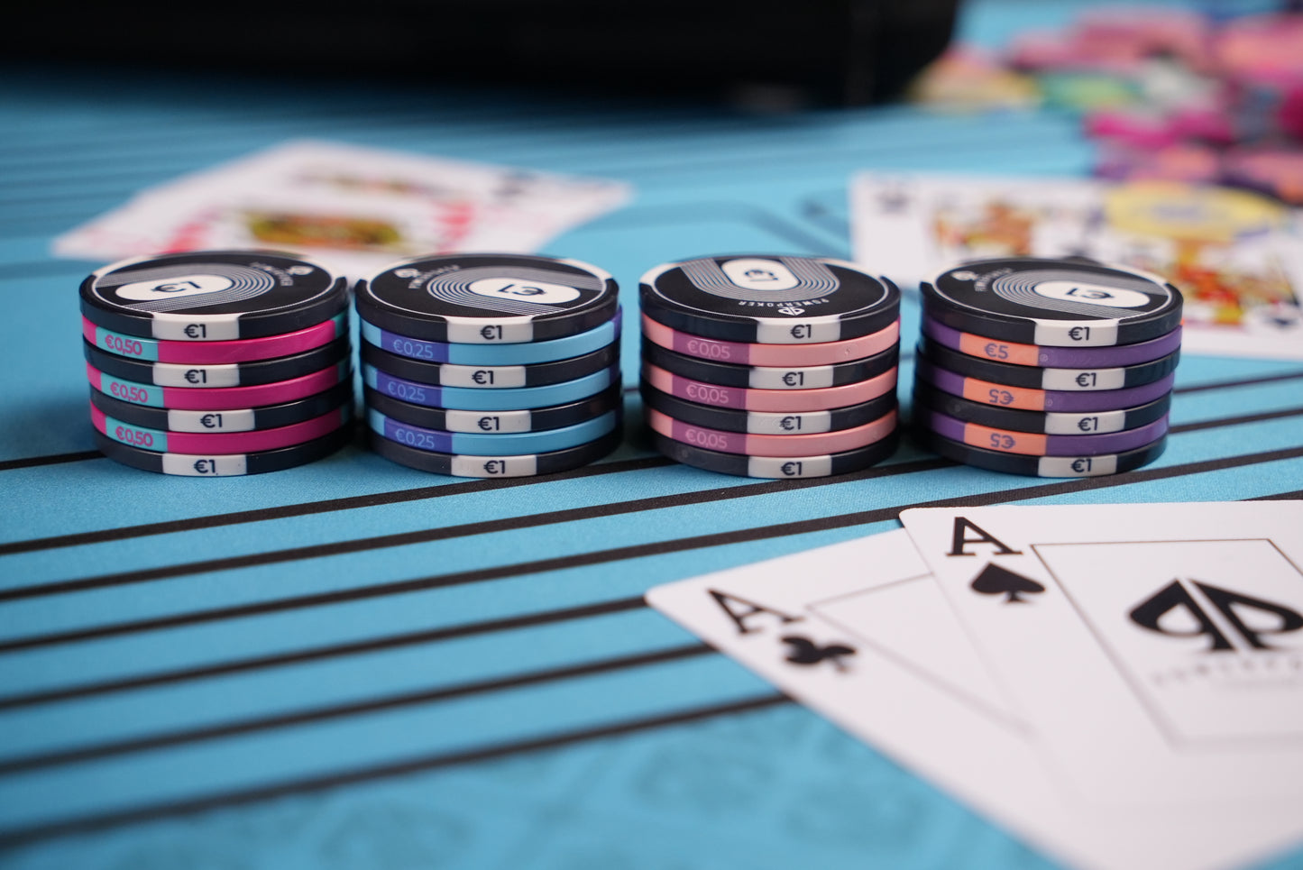 PowerPoker Keramik Pokerchips Beispielfoto mit Karten für Verwendung auf PowerPoker Pokermatte Sports