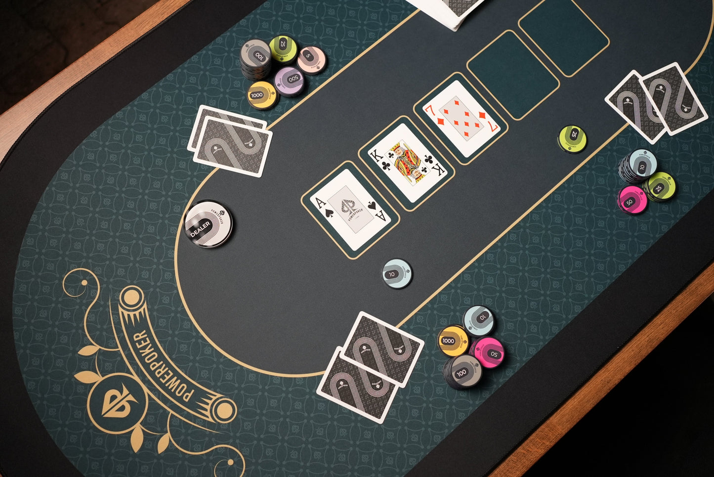 Beispielfoto zur Verwendung. Pokerchips, Karten und Dealerbutton auf PowerPoker Pokermatte Royal Green. Draufsicht.