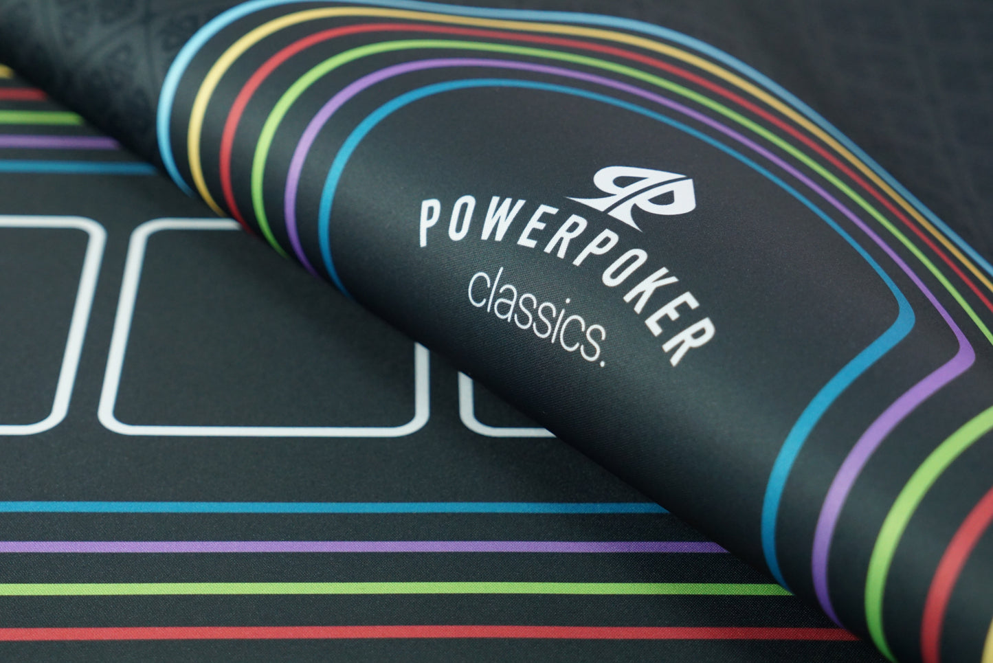 PowerPoker Pokermatte Classics Nahaufnahme Logoaufdruck und teil der Spielfläche