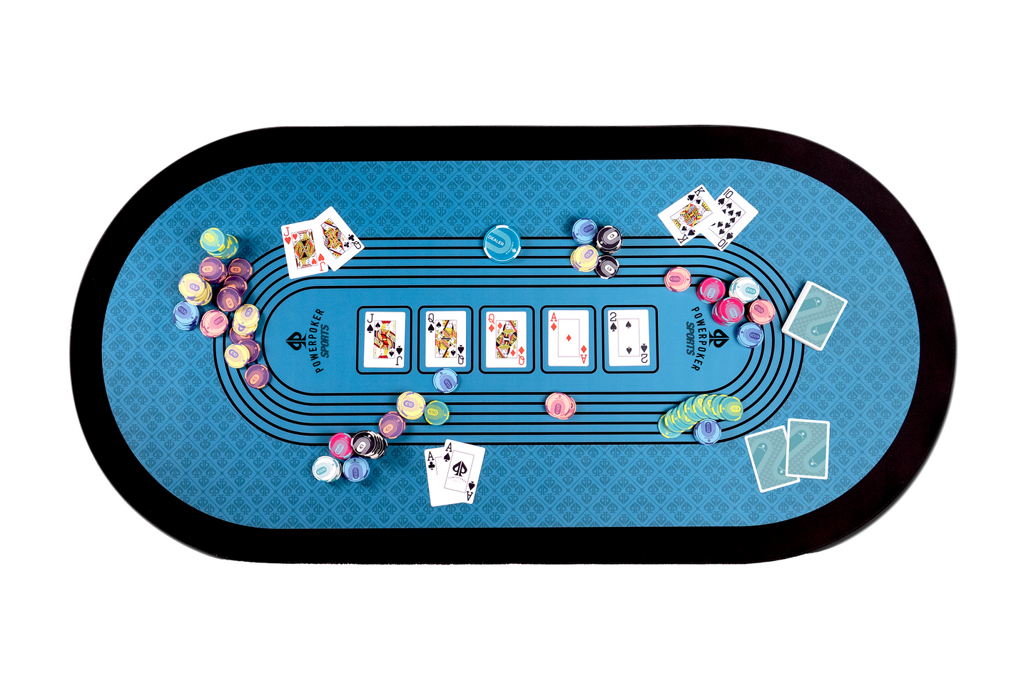 Beispielfoto zur Verwendung mit Powerpoker Keramik Pokerchips Sports, Karten und Dealerbutton auf PowerPoker Pokermatte Sports. Designvorstellung. Draufsicht.