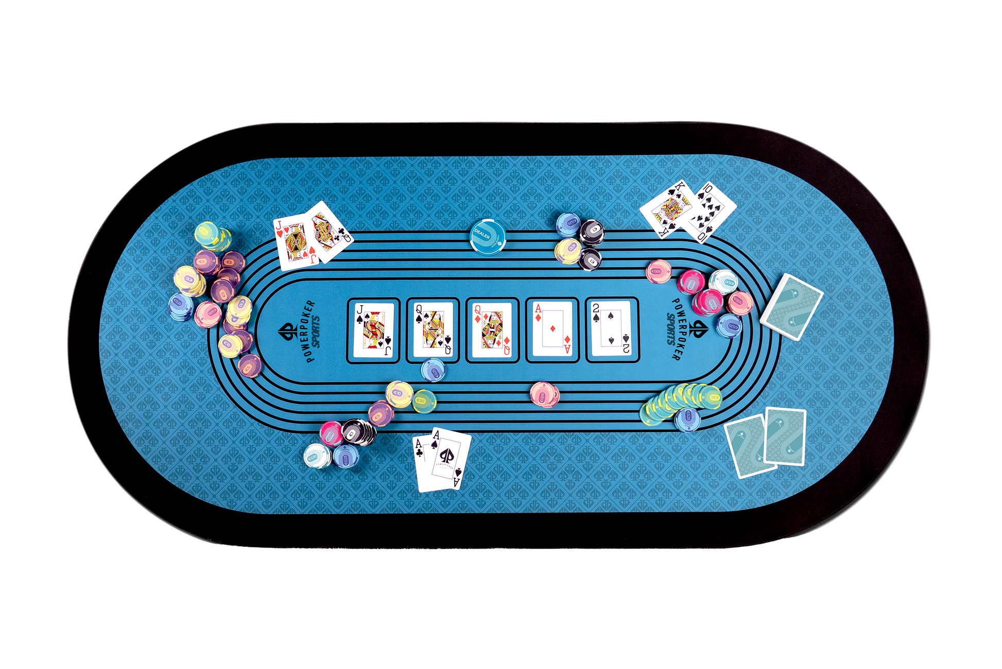 Beispielfoto zur Verwendung mit Powerpoker Keramik Pokerchips Sports, Karten und Dealerbutton auf PowerPoker Pokermatte Sports. Designvorstellung. Draufsicht.
