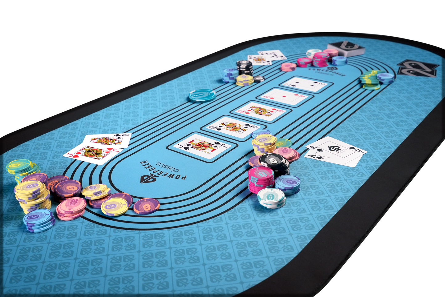 Beispielfoto zur Verwendung mit passenden Design. Pokerchips, Karten und Dealerbutton auf PowerPoker Pokermatte Sports