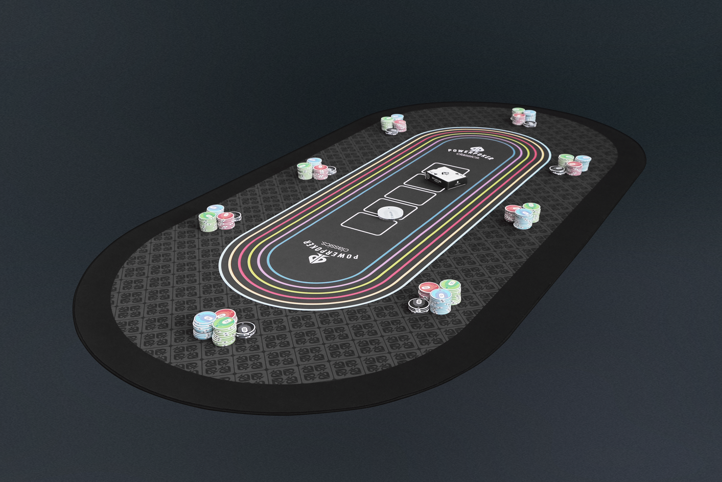 Beispielfoto zur Verwendung mit Pokerchips, Karten und Dealerbutton auf PowerPoker Pokermatte Classics. Designvorstellung