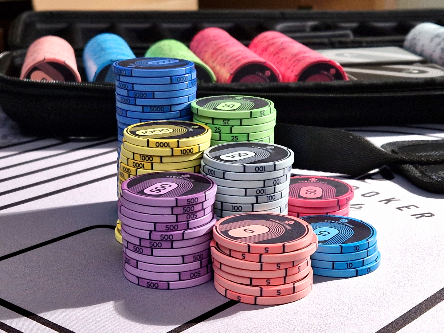 PowerPoker Keramik Pokerchips Black Edition Beispielfoto auf PowerPoker Pokermatte Black Edition