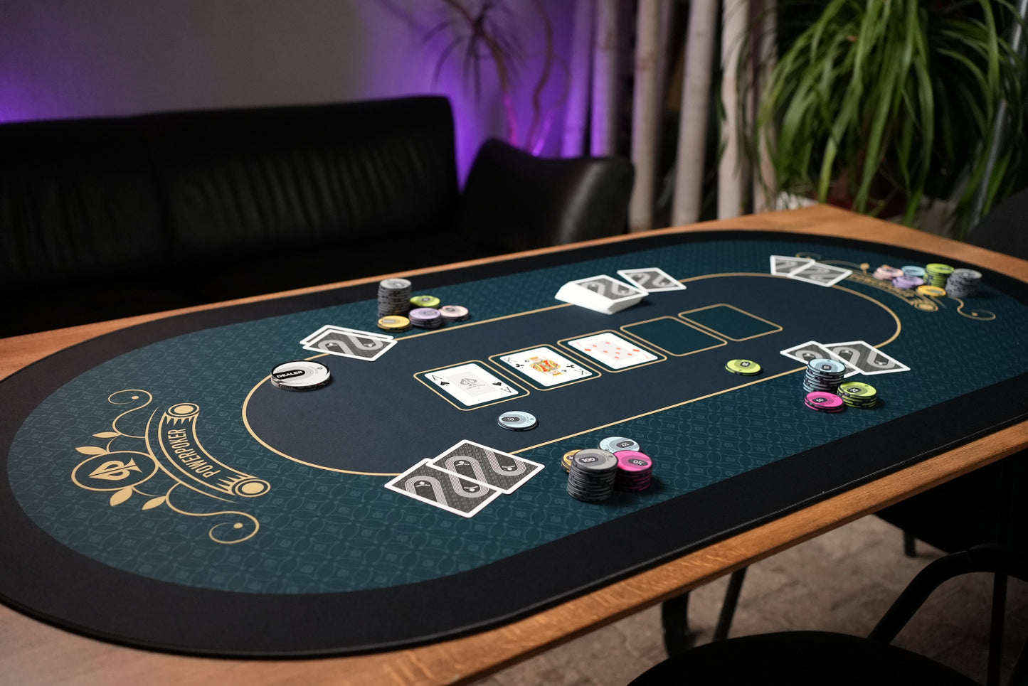 Beispielfoto auf Tisch zur Verwendung. Pokerchips, Karten und Dealerbutton auf PowerPoker Pokermatte Royal Green.